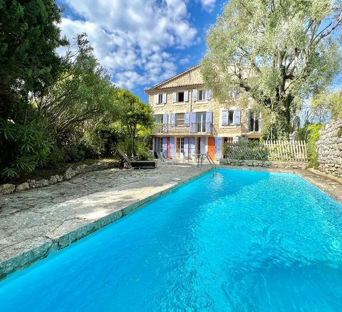 Découvrez cette bastide du XVIIIe siècle, nichée en position dominante au calme absolu à Mouans-Sartoux. Cette demeure historique, qui fut autrefois la maison de maître des terres environnantes, a su préserver son charme et son authenticité avec ses ...