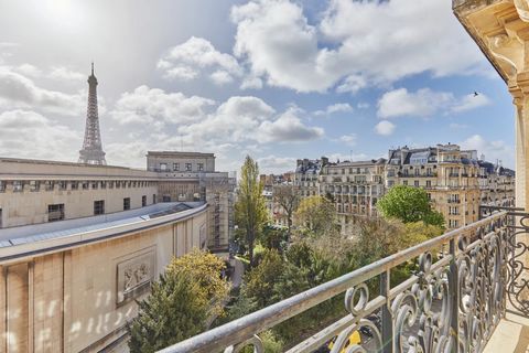 Dit prachtige appartement is gelegen in de gunstige wijk van Parijs, valt op door zijn prachtige oppervlakte van 85,64 vierkante meter. Het appartement beschikt over vier kamers, waaronder twee ruime en comfortabele slaapkamers. Het interieur weerspi...