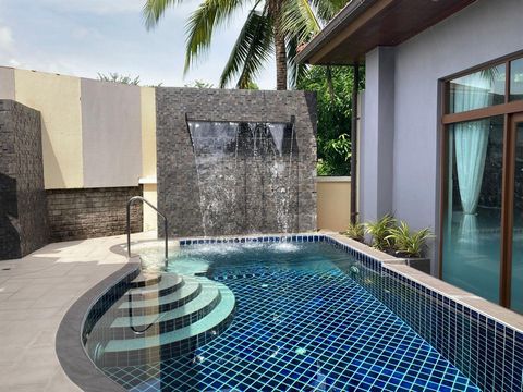 Una villa moderna con una disposizione confortevole e un ampio giardino, situata in una delle zone più popolari di Phuket. Un luogo ideale per soggiornare o investire, con comodo accesso alla spiaggia, all'aeroporto e alle principali infrastrutture. ...