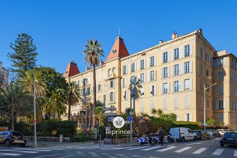 Carré d'Or / Boulevard Victor Hugo: In una posizione privilegiata rispetto al prestigioso Boulevard Victor Hugo, in un edificio borghese in stile Belle Époque con portiere, questo appartamento di 83 m² da ristrutturare è composto da : Un ingresso che...