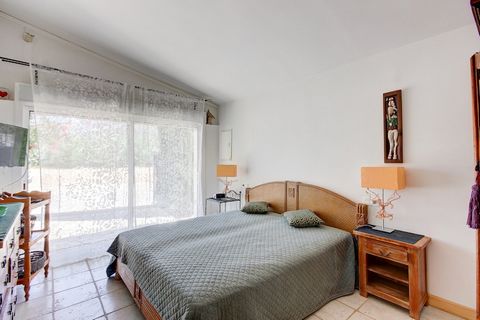 La maison à Rosas / Roses dispose de 2 chambres et d'une capacité pour 4 personnes. Logement de 80 m² meublé avec goût et très lumineux, il dispose d'un jardin et d'une piscine. La location se trouve à 2 km du parc aquatique 