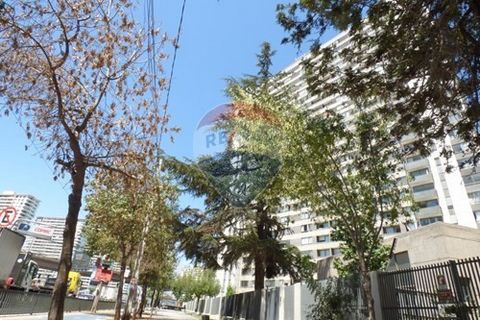 Descubre este encantador departamento usado para la venta en el corazón de San Joaquín, Santiago. Ubicado en AV. Vicuña Mackenna 510, este acogedor hogar ofrece el máximo confort con sus 41 m² de espacio habitable, ideal para parejas o pequeñas famil...