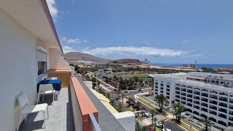 Renovated apartment in the center of Las Américas. This apartment is located on the top floor of the Tajinastes building in Las Américas. It has a 12m2 terrace with spectacular views of the ocean and mountains. Its 40m2 interior has been completely r...