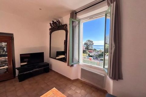 Eze bord de Mer, spacious 3-room apartment providing a lovely sea view, less than 5 minutes' walk from the beach and very close to public transport. The flat is on the first floor (of 2) without a lift. Well laid out, it offers a large entrance hall ...