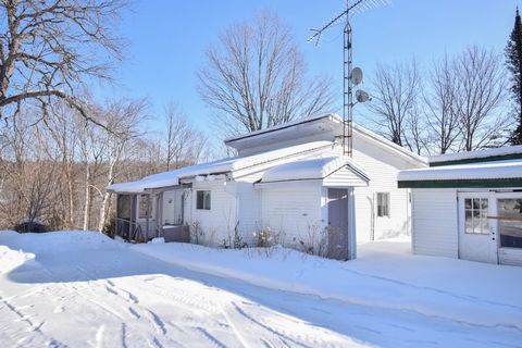 This 4-season cottage also includes a condominium lot on the shores of Lake du Domaine-Familial. This body of water without a motorboat is ideal for kayaking, canoeing, pedal boating and swimming. Located in a private domain, on a peaceful path, it e...