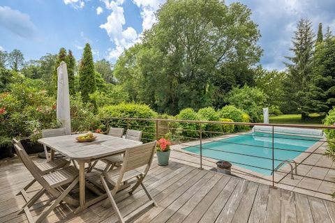 BEAUJOLAIS? THE PERREON? Close to Villefranche-sur-Saône and Belleville, in a countryside spirit and cocoon of greenery in the calm of a small hamlet and out of sight, hides this beautiful property of approximately 270 m2, completely renovated, on a ...