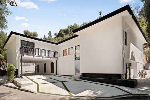 Nichée dans un cul-de-sac serein au large de Laurel Canyon, cette maison étonnamment rénovée incarne le luxe et le confort modernes. Entrez à l’intérieur pour être accueilli par de hauts plafonds et une abondance de lumière naturelle traversant des p...