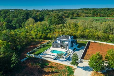 Istria, Barban - villa with pool RE/MAX Real Estate Center offers a beautiful villa of 180 m2, located in the quiet town of Barban, on a plot of 1000 m2. The villa consists of a ground floor with an entrance hall, living room, dining room, kitchen, o...