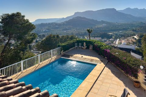 Située dans le quartier résidentiel calme de La Empedrola, cette superbe villa offre des vues panoramiques uniques qui s'étendent de la côte de Calpe et sa mer bleue incomparable, aux paysages montagneux de la Sierra de Bernia et de la Sierra d'Olta....