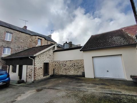 A Périers, dans le centre Manche en Normandie, cette belle maison de ville en plein bourg, proche de tout les commerces, à pied. Sur 3 niveaux, elle offre un joli niveau de finitions. De la cour arrière on accède au garage, à un grand vestibule et un...