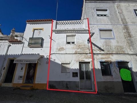 Einfamilienhaus mit 2 Schlafzimmern zum Verkauf in Arraiolos. Anwesen im Erdgeschoss, 1. Stock und Terrasse, im historischen Zentrum von Arraiolos, 2 Schritte von Geschäften und Ausrüstungs- und Freizeiträumen dieses charmanten Dorfes Alentejo entfer...