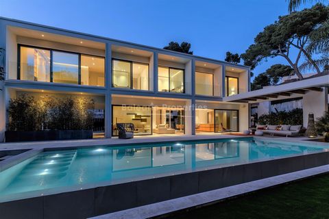 Diese stilvolle, neu gebaute Villa wird in einer privilegierten Gegend von Bendinat zum Verkauf angeboten; sie verfügt über modernste Technologie und Design, Luxuselemente im ganzen Haus, eine fantastische Lage in Lauflage zum Strand , Geschäften und...