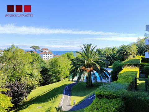 Ciboure-Hügel von Bordagain, der seine geschützte Bucht mit St. Jean de Luz teilt, im 1. Stock mit Aufzug einer sicheren Eigentumswohnung mit Swimmingpool, 3-Zimmer-Wohnung von 66 m², die wie folgt aufgeteilt ist: Eingang, Wohnzimmer mit Zugang zur T...