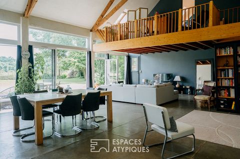 Deze voormalige school uit de jaren 1950 is ideaal gelegen op het platteland en biedt een rustige omgeving en toch dicht bij de belangrijkste voorzieningen. Het ligt op slechts 5 minuten van de winkels en de snelweg, waardoor u snel toegang heeft tot...