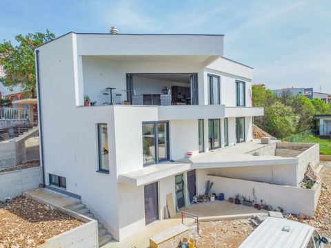 Villa moderne avec vue sur la mer à moins de 1 km de la mer dans la région de Crikvenica est en construction ! La villa est située dans un excellent emplacement au-dessus de Crikvenica, offrant une vue panoramique sur la mer et les îles environnantes...