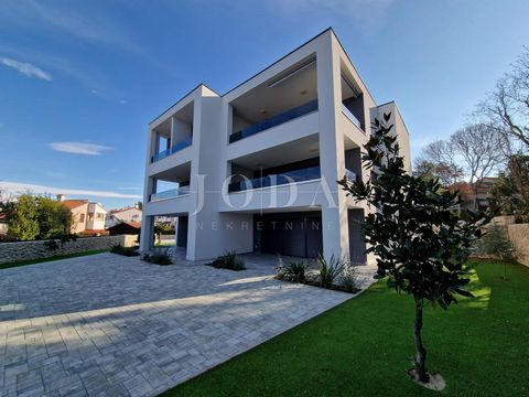 Location: Primorsko-goranska županija, Malinska-Dubašnica, Malinska. Malinska, penthouse in a great location only 100 meters from the beach! In a modern building with only five apartments, a penthouse size 146 m2 with an auxiliary object size 52 m2 i...