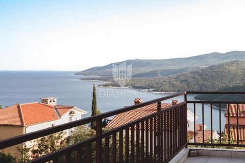 Location: Istarska županija, Labin, Labin. Grazioso e accogliente appartamento a Rabac con vista sul mare. Questo è esattamente il tipo di appartamento che potrebbe fare al caso tuo! Si trova in una strada molto tranquilla, in un edificio residenzial...