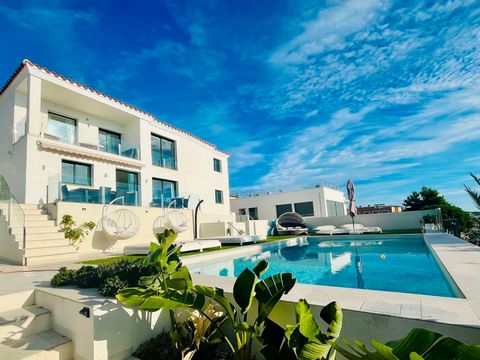 Welcome to Villa Afortuna Mar, a truly stunning villa on the seafront 50 meters from the beach, a dream come true overlooking the bay that will take your breath away and only a 5-minute walk from the beautiful port of L'Ampolla. The villa has been co...