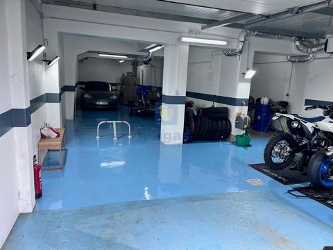 Exclusive 100m² Garage with Private WC A multifunctional space, ideal for storage or personal projects. Blue epoxy flooring durable, modern, and easy to clean LED lighting efficient and long-lasting Workshop and storage area equipped with built-in ca...