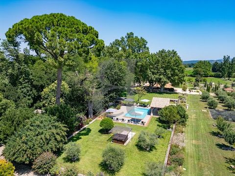 Saint-Rémy de Provence area Boschi Prestige Alpilles has selected for you this Estate of over 7 hectares comprising 600 sqm of buildings with a sublime pool area, outbuildings and a clay tennis court. In the heart of beautiful green countryside, with...