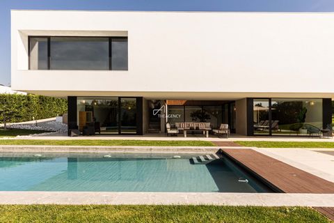 Oeiras Golf, Lisbon Region | 15 mins to Lisbon, Cascais & Airport Step into modern comfort with this stylish T4 villa in the Oeiras Golf community built in 2014. Set on a 1,400 sqm gated plot with 24-hour security, this contemporary home offers 474 s...