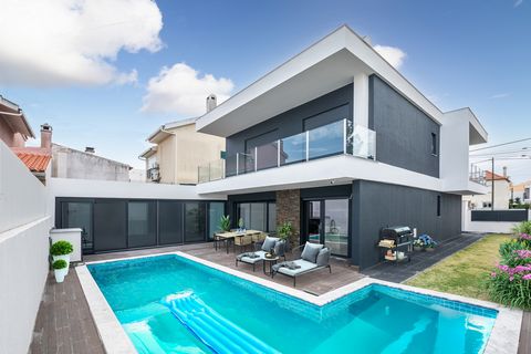 We present this elegant contemporary villa, currently in the final stages of finishing and already in the process of painting, located in Corroios, a few minutes from the magnificent Praia da Fonte da Telha. Designed to offer comfort, sophistication ...