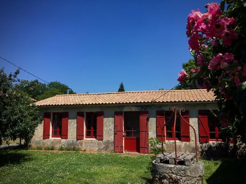 Située à Saint-Laurent-Médoc (33112), cette charmante maison bénéficie d'un environnement paisible. De plus, sa proximité avec des écoles et des transports en fait un emplacement idéal pour les familles recherchant une certaine quiétude. À l'extérieu...