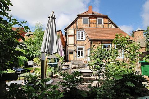 Licht en smaakvol ingericht vakantieappartement in een prachtig gerenoveerd vakwerkhuis midden in het kleine vissersdorpje Plau am See. Op de begane grond van het huis bevindt zich de gezellige ‘kaashoek’ van de eigenaresse, waar u heerlijke wijnen, ...