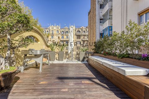 Located in an emblematic modernist mansion designed by renowned architect Joan Bruguera Roget, this penthouse is an architectural gem that combines history and modernity. With 128 m² built and 181 m² distributed in three private terraces (12, 117 and...