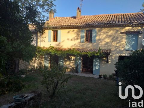 iad France - Olivier Quehan vous propose: Secteur Bollène, Maison 5 pièces / 3 chambres sur deux niveaux avec garage et grand jardin clos et arboré. Cette authentique demeure de caractère de 121m² habitables aux murs en pierre offre de beaux volumes ...