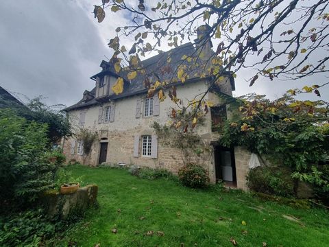 Une maison de caractère du 18è, rénovée avec soin début des années 2000, une vraie maison de famille, chaleureuse au charme authentique, 236 m2 habitable. Un vaste séjour avec cheminée et poêle à bois, un bureau aménagé dans l'ancienne bassière, plan...