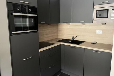 Perché aux portes des Pyrénées, ce charmant studio de la résidence Le Portillo offre une escapade alpine inoubliable. Sa terrasse au cinquième étage, exposée plein sud, offre une vue imprenable sur les pistes. Un véritable havre de paix pour les amat...