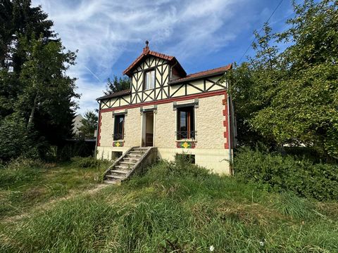 Nichée à proximité de la charmante ville de Crépy-en-Valois, cette maison de style Normand offre un cadre de vie agréable et convivial. Elle se compose d'une entrée qui s'ouvre sur un séjour traversant lumineux, parfait pour profiter d'un bel ensolei...