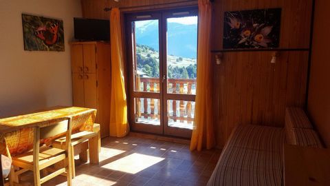 Residence Les Fleurs is located Route des Barrages, in the upper part of Aussois, opposite the skilifts. This 3-building property is to be found N°4 - E1 on resort map. Surface area : about 18 m². 1st floor. Orientation : East. Living room with pull-...