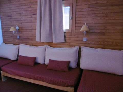 The Residence La Lauzière Dessous is situated in the Crève Coeur area of Valmorel at the foot of the ski slopes, 350 m away from the ski school and near the shops. Surface area : about 36 m². 4th floor. Orientation : East. View ski slopes. Living roo...