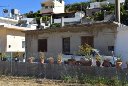 Kalamafka Ierapetra Old house of 180m2 on a plot of 180m2. The property has 7 rooms in total and an internal staircase which leads to the roof terrace. It enjoys mountain views and the water and electricity are nearby. Lastly the property has street ...