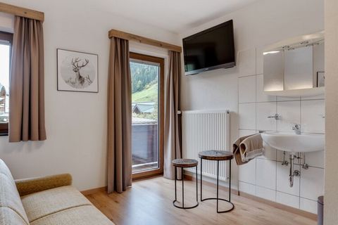 Este apartamento de lujo de 3 dormitorios en Kleinarl se encuentra cerca de la zona de esquí, por lo que es una selección ideal para los entusiastas de los esquís. Lo suficientemente bueno para dormir 7, esta propiedad tiene calefacción central para ...
