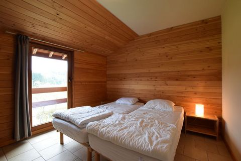 Esta casa de vacaciones moderna en Rendeux es ideal para una familia numerosa, varias familias pequeñas o un grupo. Puede acomodar a 15 personas y tiene 7 habitaciones. Ofrece una sauna relajante para descansar después de un largo día y apreciar la m...