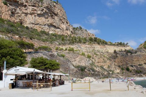 ¡Menudo paisaje! Desde la maravillosa terraza puedes ver el mar, con hermosas vistas de las islas de Ibiza y Formentera. Te alojarás en esta hermosa villa en el tranquilo barrio residencial de Cumbre del Sol. La vivienda es espaciosa y está decorada ...