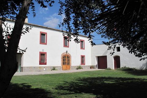 This splendid 5-bedroom mansion in St Martí Sarroca accommodates 10 guests and is surrounded by stunning vineyards. It is perfect for many families travelling together and comes with a private garden and a charcoal barbecue. The town centre is just 5...