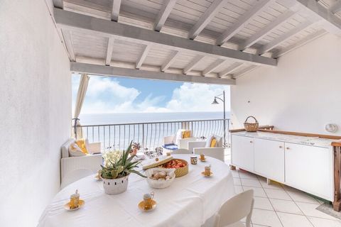 Voor een ontspannen vakantie in een van de meest bekende toeristische resorts op Sardinië zit je hier perfect. Het fijne appartement in Cala Gonone beschikt over een aangenaam balkon en een fijne ligging ten opzichte van de zee. De woning beschikt ov...