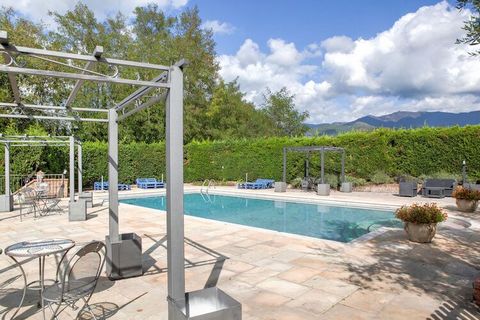 This flat in a beautiful agriturismo country house has 3 bedrooms and is ideal for a family. The kids have fun in the shared saltwater pool, while you unwind in the large garden. Spend a day exploring the picturesque village of Pian di sco or hiking ...