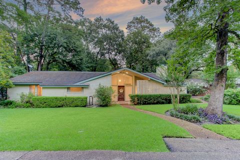 Fall in love his magical mid-century modern beauty from a time when cars had style and homes were built like castles. Nestled quietly in the heart of Houston's distinguished Hedwig Village is one of the premier lots in Memorial. This classic home has...