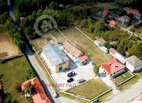 La agencia Imoti Tarnovgrad le ofrece un sitio industrial con dos naves de producción y la parte residencial en el pueblo de Plakovo. La propiedad presentada consta de dos edificios espaciosos: una sala tiene un área de 300 metros cuadrados, la otra ...