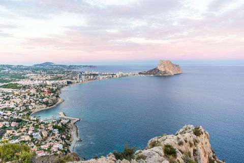 Detached villa with spectacular views of the sea, Calpe and the Peñón de Ifach. It has a terrace, facing the sea where you can enjoy its privileged location and beautiful vertical gardens with fruit trees. The villa is distributed over two floors wit...