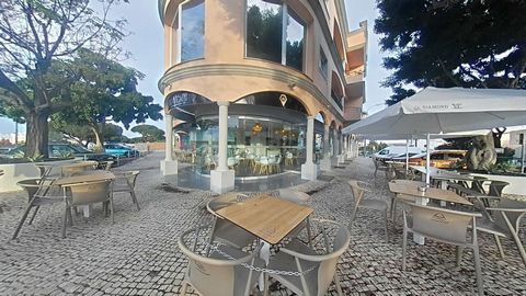 Excellent shops for sale (coffee and snack bar). Located in Quarteira, with an excellent location, close to the Secondary School, close to Kindergartens and Health Center, 800 meters from the main avenue of Quarteira. Commerce with Self-service area,...
