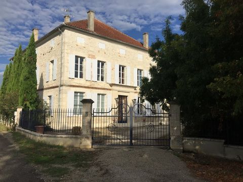 This old winery has been renovated in 2000 into a comfortable mansion. Located on a quiet country road and surrounded by a park with beautiful trees and a cheneraie. The house on the ground floor a spacious living room with a fireplace, a well equipp...