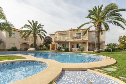 With a capacity for 2 people, this apartment in Dénia welcomes you. The flat has a wonderful garden area with a large lawn area to enjoy the shared swimming pool of 15x4m and a depth between 1.10 and 1.9m. It also has a pool for the little ones and a...