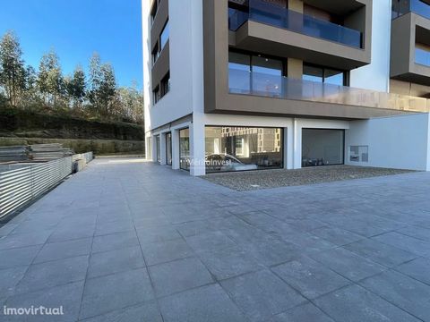 Building in completion of construction in front of the Leisure Park and the River with all the Harmony of Nature and good living. Three Shops available from the area 166.20m2. Terraces for private terrace, shops prepared for confectionery and restora...