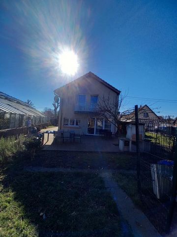 On the territory of Bischwiller, buy a property with this house F4 with a large sun terrace. In 115m2, the house has 3 bedrooms, a bathroom, a living area of 50m2 and a kitchen area. To live in the sun, the house offers a garden and a terrace. A piec...